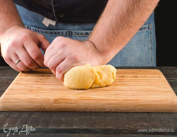 Заместите тесто. Сформируйте из него шар, оберните пищевой пленкой и положите в холодильник на 30–40 минут.