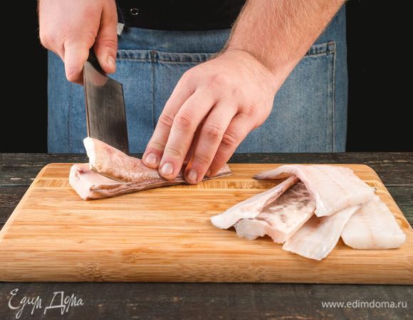 Конгрио ТМ «Магуро» очистите, промойте, разрежьте на небольшие кусочки размером 1,5–2 см, положите в емкость.