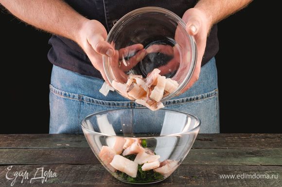 Шпинат разморозьте, нарежьте, добавьте к нему нарезанную рыбу. Добавьте чеснок, соль и перец. Все перемешайте.