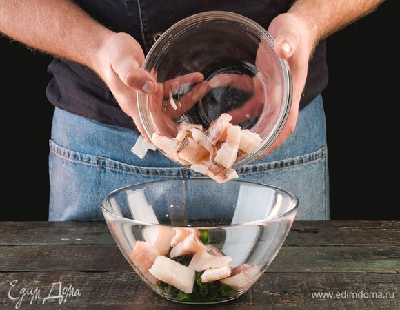 Шпинат разморозьте, нарежьте, добавьте к нему нарезанную рыбу. Добавьте чеснок, соль и перец. Все перемешайте.