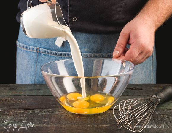 В отдельной чаше смешайте яйца и сливки, взбейте венчиком.