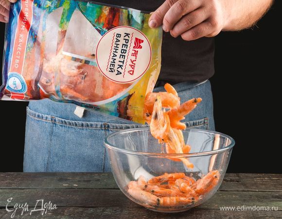 Разморозьте креветки ТМ «Магуро», очистите, промойте.