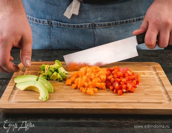 Перцы очистите от семян, нарежьте морковь и перец небольшими кубиками, авокадо очистите и нарежьте кубиками.