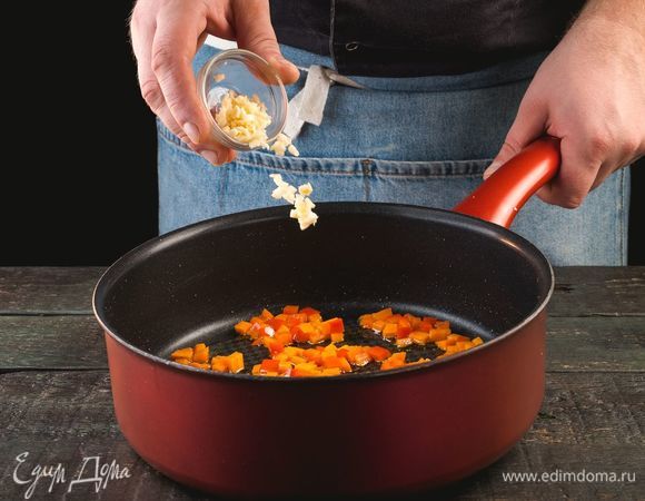Обжарьте морковь и перец на оливковом масле в течение нескольких минут. Добавьте, соль, молотый перец, измельченный чеснок и 0,5 ч. л. сахара.