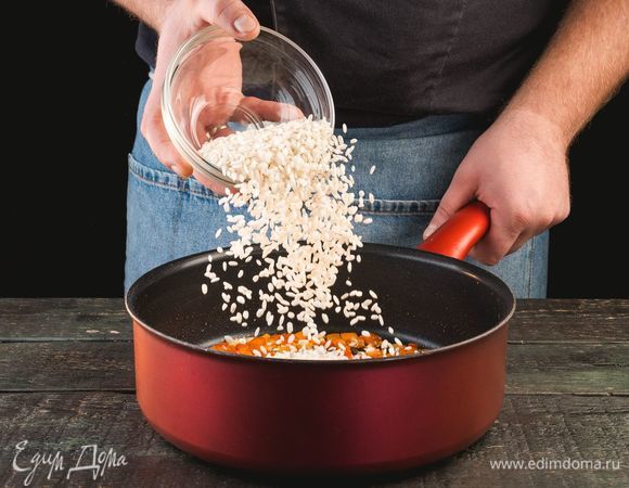 Добавьте к овощам рис и обжаривайте все вместе еще пару минут.