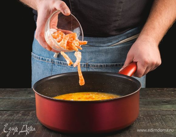 За несколько минут до готовности добавьте креветки и потушите все вместе.