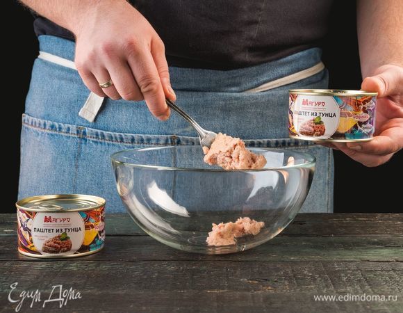 Паштет из тунца ТМ «Магуро» выложите в миску, раздавите вилкой.