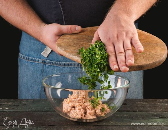 Добавьте к нему мелко нарезанную зелень, перемешайте.