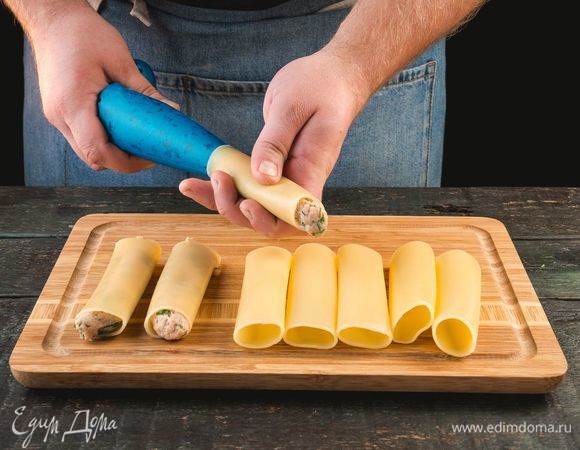 Полученную массу выложите в центр каждого каннеллони.