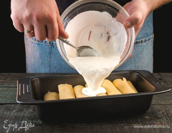 Выложите каннеллони в форму для запекания, сверху залейте сливочной смесью.