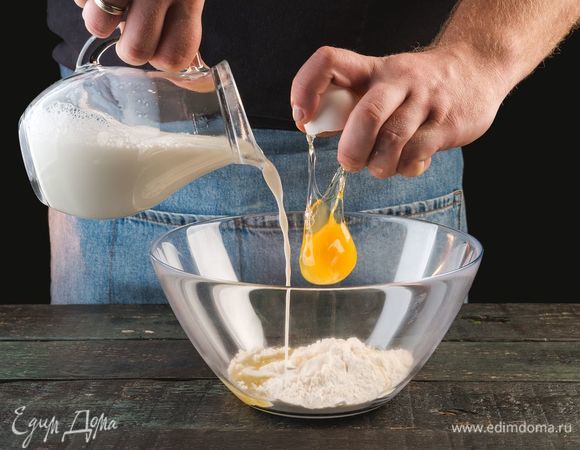 Муку высыпьте в глубокую миску, добавьте яйцо и молоко, сахар, соль, оливковое масло и все перемешайте. Оставьте смесь при комнатной температуре на полчаса.
