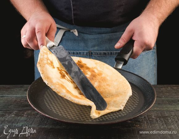 Разогрейте сковороду для блинов, чуть смажьте ее маслом. Выпекайте блины по несколько минут с каждой стороны. Готовые блины выложите на тарелку.