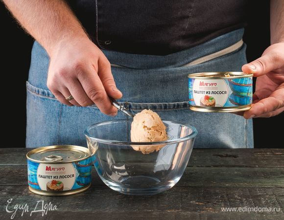 Паштет из лосося ТМ «Магуро» положите в миску, разомните вилкой.