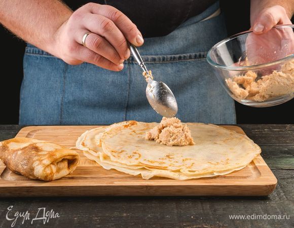 Выложите паштет в центр блина, заверните блинчики.