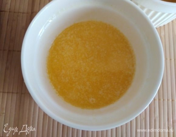 Сливочное масло растопить в микроволновке и остудить.