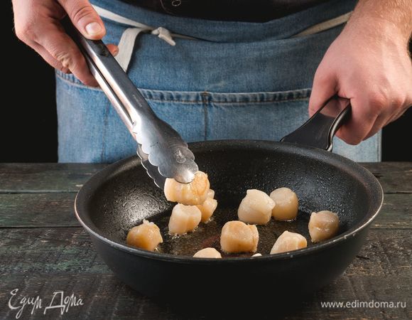 Разогрейте сковороду с оливковым маслом, выложите гребешки и обжарьте на сильном огне с каждой стороны по 30 секунд. Посолите, поперчите, сбрызните лимонным соком. Переложите гребешки на тарелку, дайте остыть.