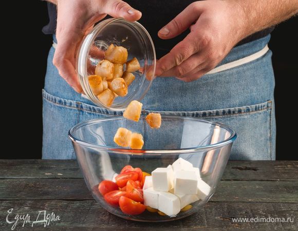 Брынзу нарежьте кубиками, помидоры разрежьте пополам.