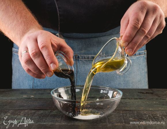 Приготовьте заправку, смешав оливковое масло, уксус, сахар, соль и перец.