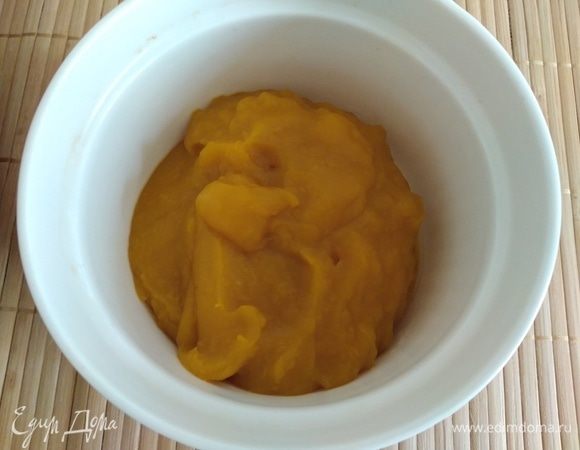 Духовку разогреть до 180°C. Заранее приготовить пюре из тыквы, я обычно запекаю или отвариваю, а затем пюрирую блендером.