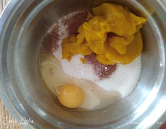 Добавить тыквенное пюре, яйцо, сливочное масло и перемешать до однородности.