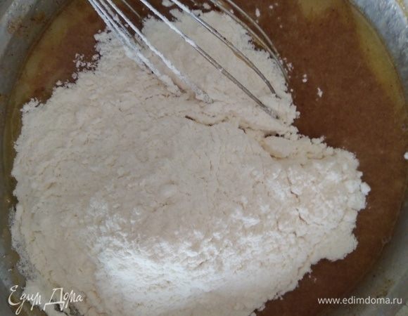Всыпать муку и перемешать до соединения компонентов.