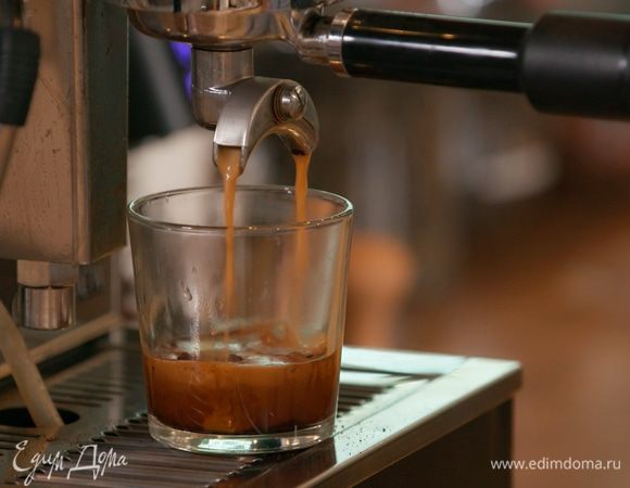 Сварить 50‒70 мл кофе эспрессо.