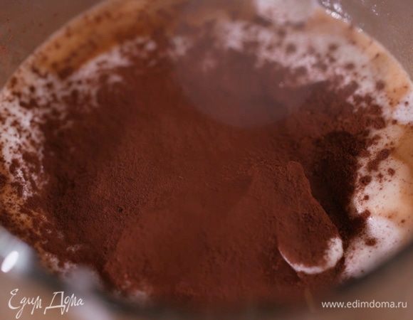 В прозрачную чашку всыпать сахар и 1/2 ч. ложки какао, влить эспрессо, украсить сливками и через сито посыпать оставшимся какао.