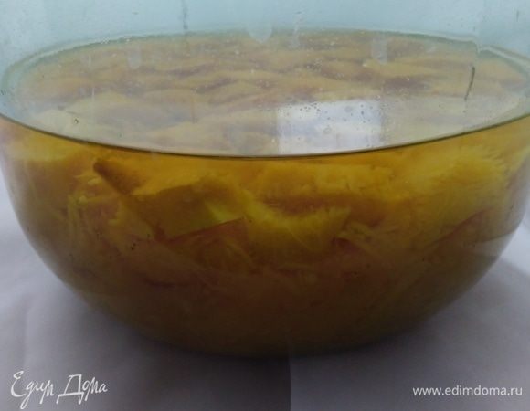 Рекомендую брать самую спелую и яркую тыкву. Тыкву нарезать кубиками и запечь в духовке до мягкости, остудить. Соединить водку и тыкву в чистой банке, накрыть плотной крышкой и оставить на 3–4 недели.