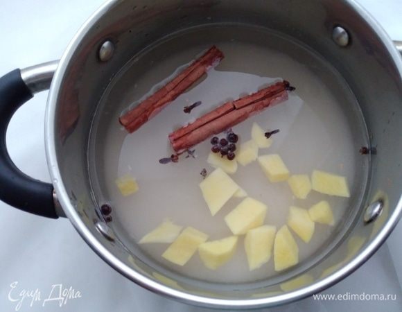 Из продуктов для сиропа сварить пряный сироп, остудить до комнатной температуры.