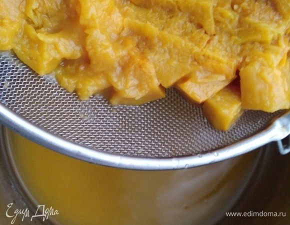 Процедить тыквенную настойку, отжав тыкву.