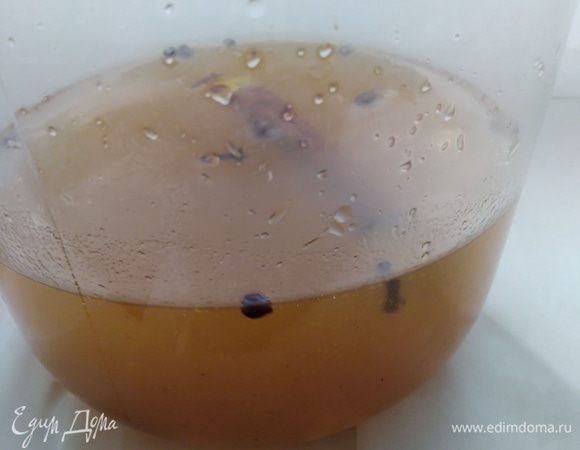 Влить остывший сироп вместе с пряностями к настойке, перелить в чистую банку и убрать на 5 недель в темное место при комнатной температуре.