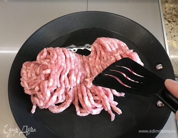 Подготовим мясную начинку. Для этого готовый фарш из говядины и свинины выкладываем на сковороду, наливаем две столовые ложки растительного масла и обжариваем.
