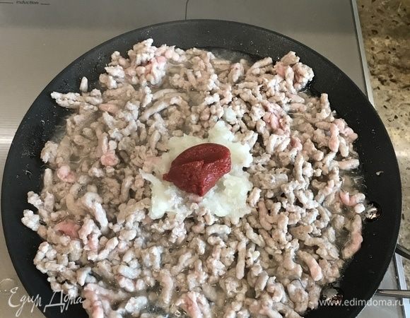 Минут через пять добавляем мелко нашинкованный репчатый лук, томатную пасту ТМ «Помидорка», солим, перчим по вкусу. Можно добавить любую свежую или сушеную зелень. Обжариваем все в течение 7–10 минут на медленном огне.