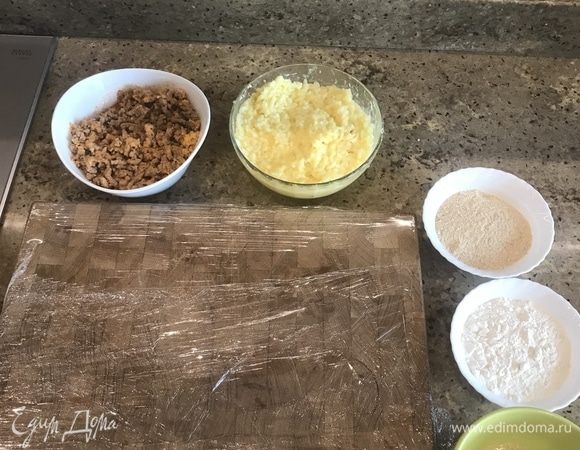 Подготовим панировку для аранчини. В одну миску насыпаем муку, в другой миске взбиваем одно куриное яйцо, в третью кладем панировочные сухари.