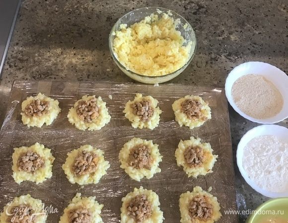 В середине каждой из этих лепешек делаем небольшое углубление и кладем в него мясную начинку. Закрываем начинку рисовой массой, формируем круглые аранчини с начинкой внутри.