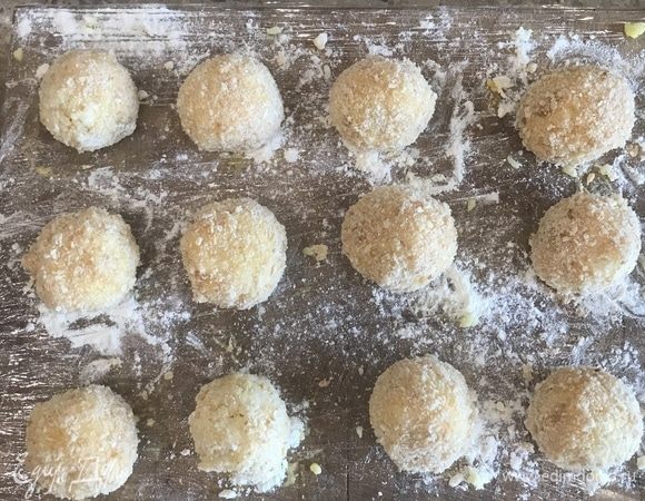 Обваливаем подготовленные аранчини в панировке: сначала в муке, затем в яйцах, завершающим этапом будут панировочные сухари.