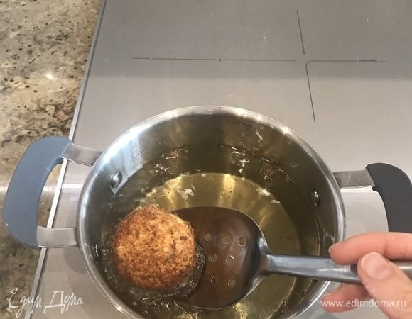 Обжариваем подготовленные аранчини в большом количестве хорошо разогретого растительного или оливкового масла (во фритюре).