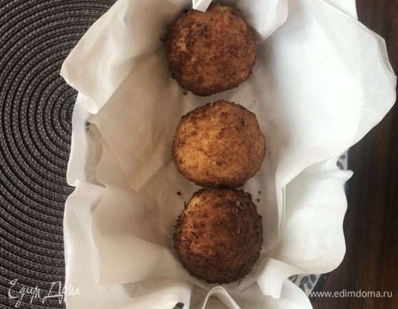 Обжаренные аранчини с фаршем выкладываем на кухонные бумажные полотенца или салфетки, чтобы избавиться от излишов масла.