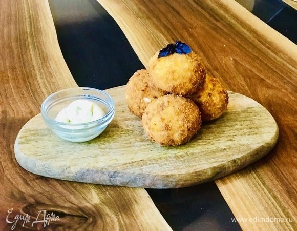 Вот и все, шарики из риса и фарша можно подавать к столу с томатным или сметанным соусом. Приятного аппетита!