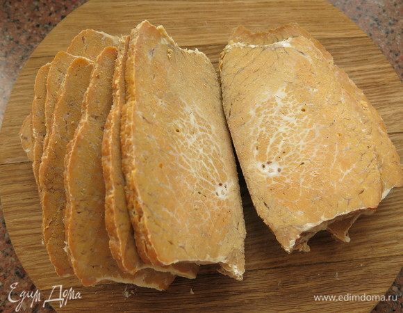 Подготовим вымя, как в рецепте «Вымя тушеное» (промоем и сварим). Охладим и нарежем тонко.