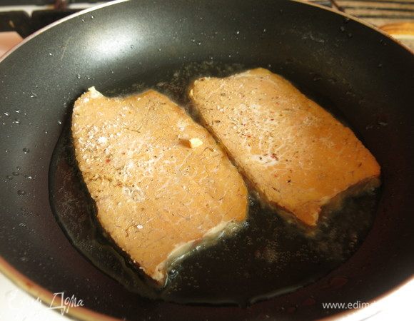 Жарим на разогретом масле с двух сторон до корочки.