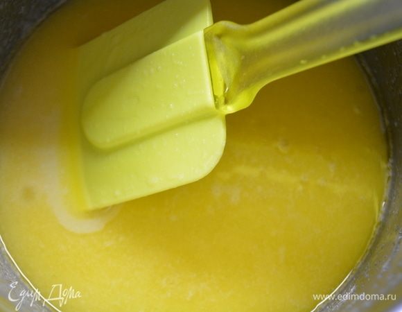 В сотейнике растопить масло, шоколад и сахар. Немного остудить.