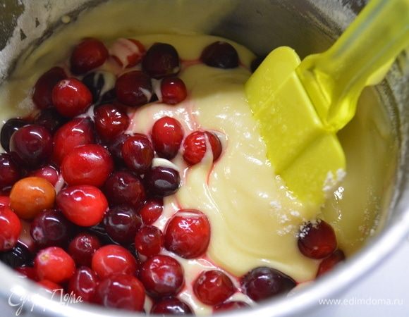 Всыпать просеянную муку с разрыхлителем и содой. Снова перемешать венчиками. Добавить клюкву и перемешать аккуратно.