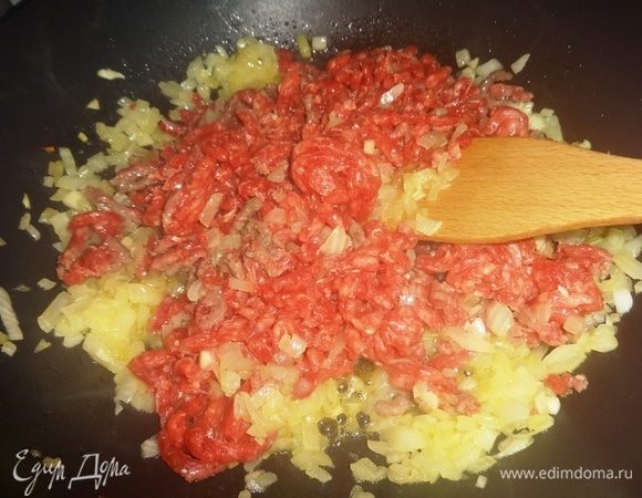 Добавить в сковороду фарш и обжарить его до коричневого цвета.