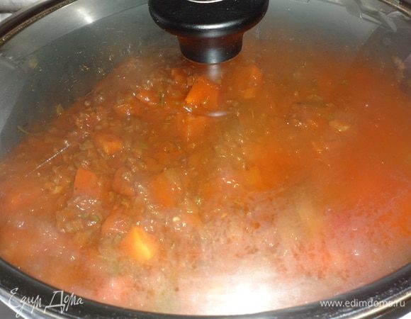 Накрыть сковороду крышкой и тушить соус на медленном огне 20–25 минут.