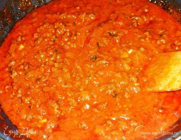 Открыть крышку и потушить соус еще немного для загустения.