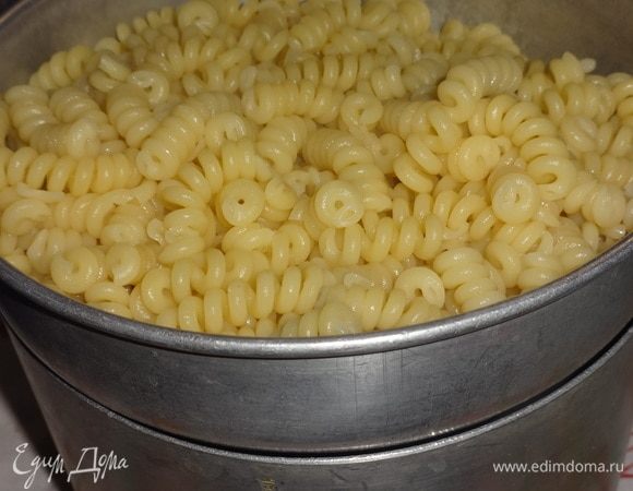 Готовые фузилли откинуть на дуршлаг и дать стечь воде.