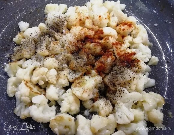 Обжариваем цветную капусту в небольшом количестве растительного масла 5 минут, солим и перчим, приправляем паприкой.