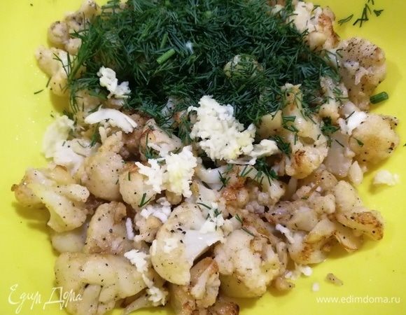 Добавляем к цветной капусте чеснок и укроп. Перемешиваем.