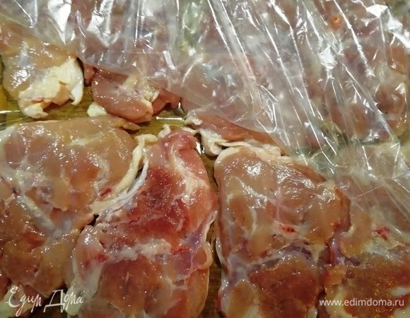 Куриные бедра я беру без кости (вес в ингредиентах чистого мяса). Отбиваем мясо, уложив между двумя полиэтиленовыми мешочками. Кожу я не снимаю, она обладает отличными желирующими свойствами.